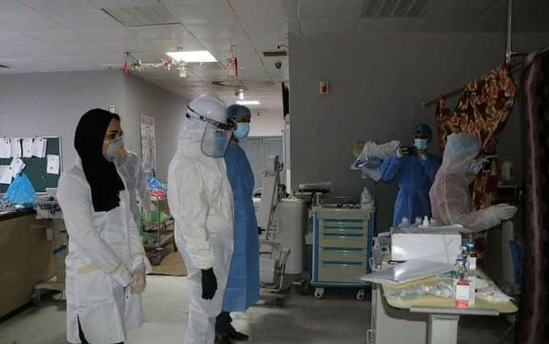 عراقي يتلقى جرعة لقاح كورونا بمستشفيات بغداد