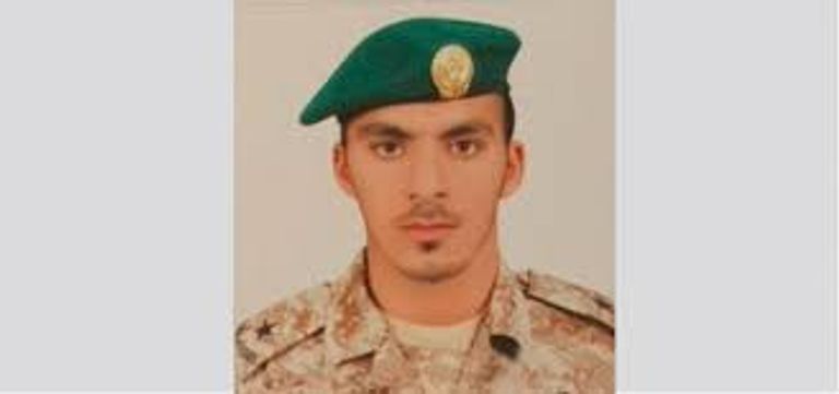 الشهيد عبدالعزيز سرحان صالح الكعبي ملفوفا بعلم بلاده - أرشيفية