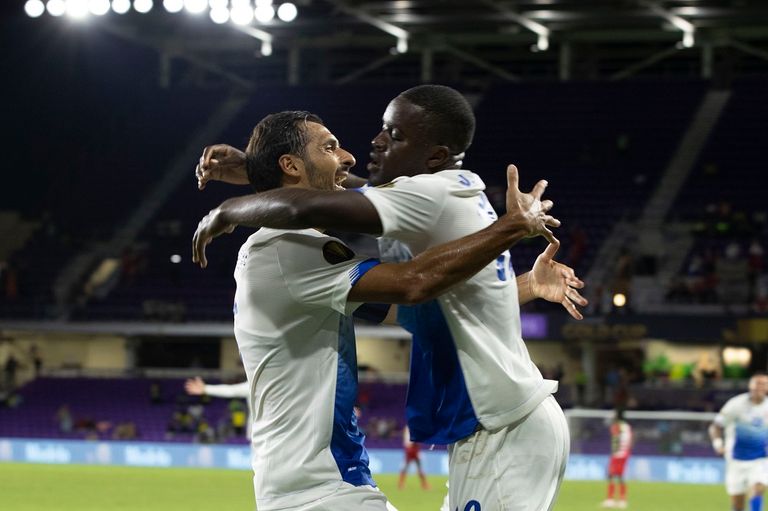 احتفال جويل كامبل لاعب كوستاريكا بهدفه في سورينام ببطولة الكأس الذهبية من مباراة كوستاريكا وسورينام في الكأس الذهبية