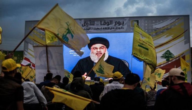أنصار حزب الله يلوحون بأعلامه خلال كلمة لحسن نصر الله- أرشيفية