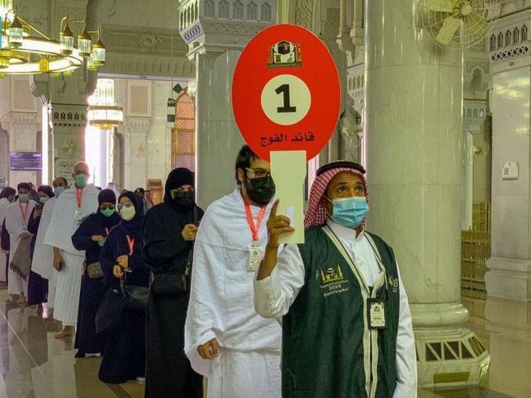 طلائع الحجاج يؤدون طواف القدوم وسط إجراءات احترازية