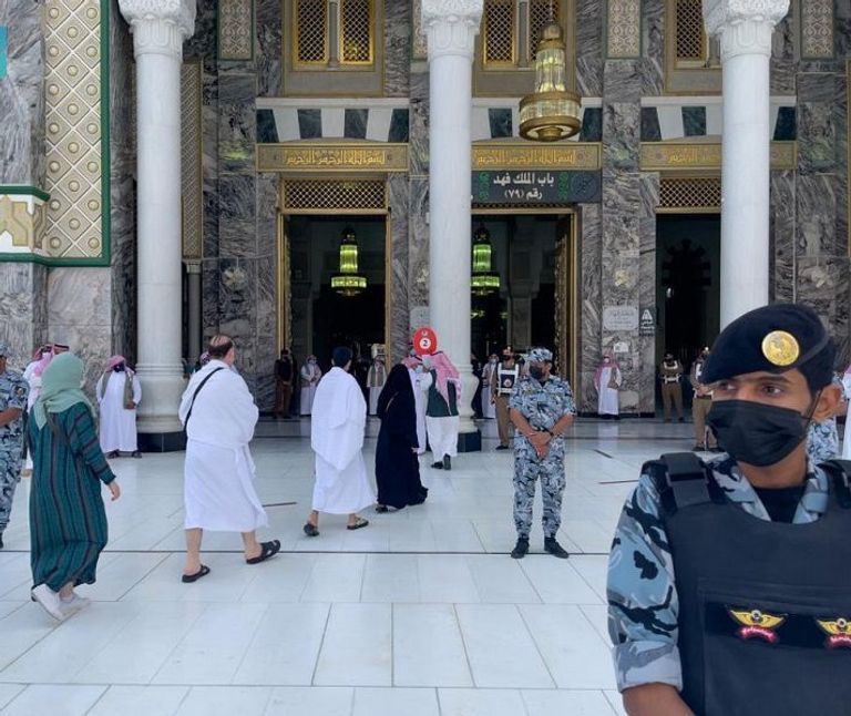 طلائع الحجاج يؤدون طواف القدوم وسط إجراءات احترازية
