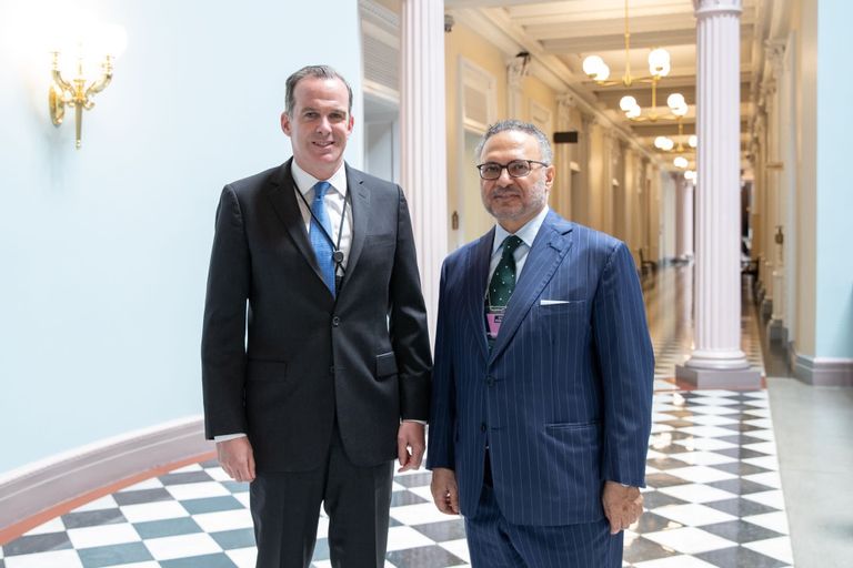 الوفد الدبلوماسي برئاسة الدكتور أنور قرقاش في طريقه لأحد اللقاءات