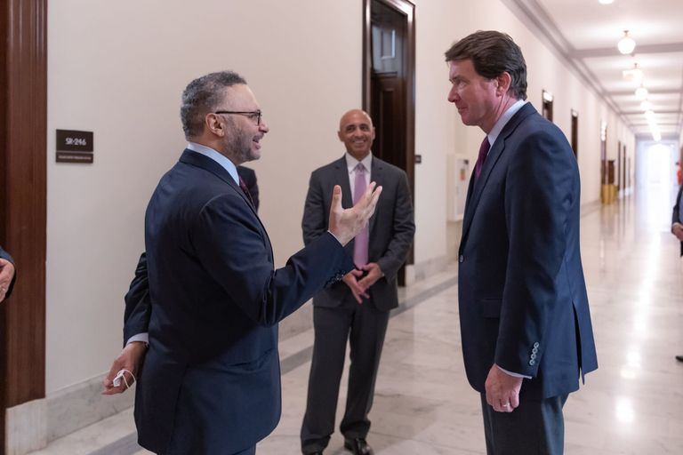 الوفد الدبلوماسي برئاسة الدكتور أنور قرقاش في طريقه لأحد اللقاءات