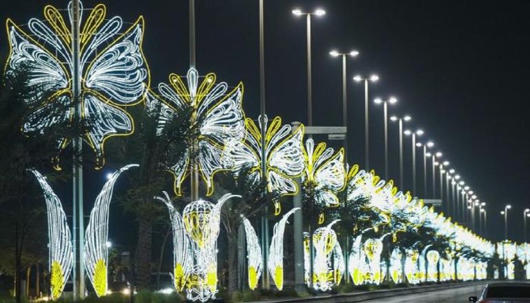 جانب من المجسمات الضوئية التي تزين شوارع أبوظبي في العيد