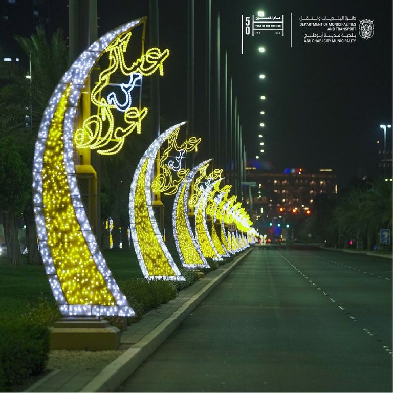 جانب من المجسمات الضوئية التي تزين شوارع أبوظبي في العيد