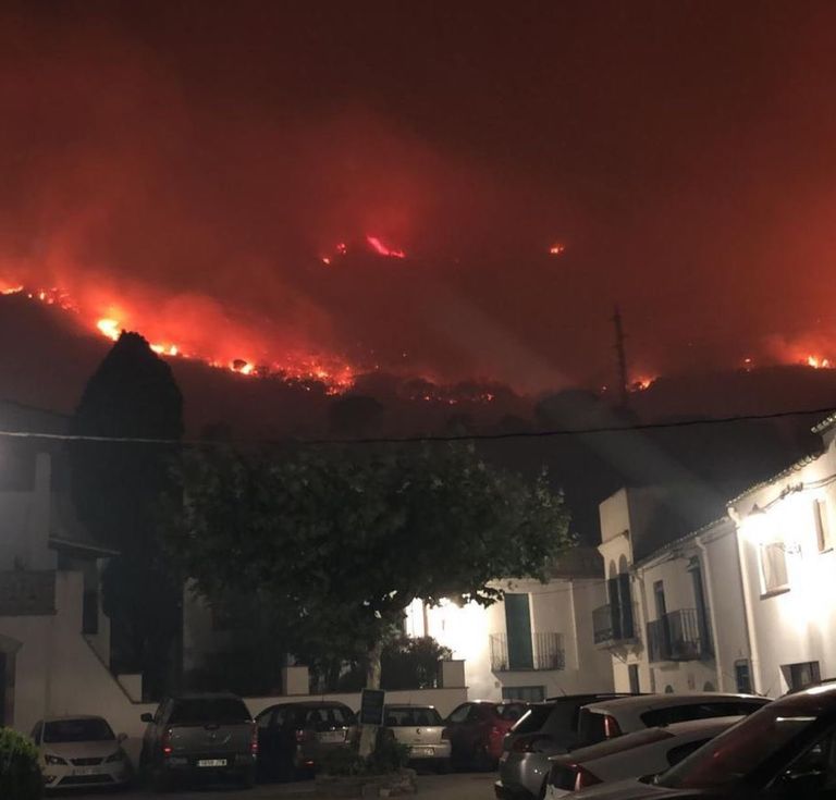 جانب من الحريق الضخم في غابات كوستا برافا الإسبانية