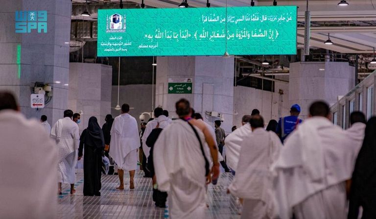 أفواج الحجاج تتوافد إلى المسجد الحرام