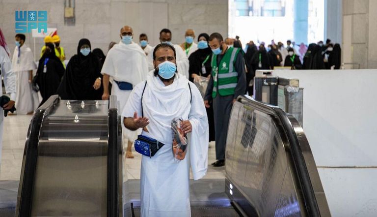 أفواج الحجاج تتوافد إلى المسجد الحرام