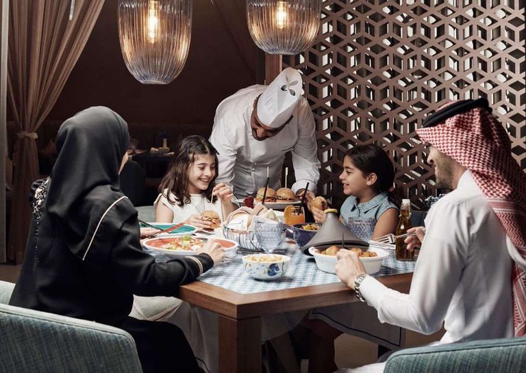 مجموعة من الأفراد في أثناء تجمع عائلي