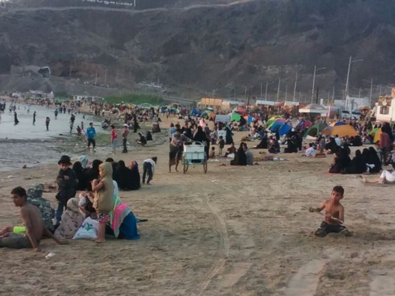 يمنيون على الشواطئ