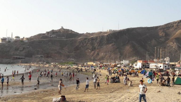 يمنيون على الشواطئ