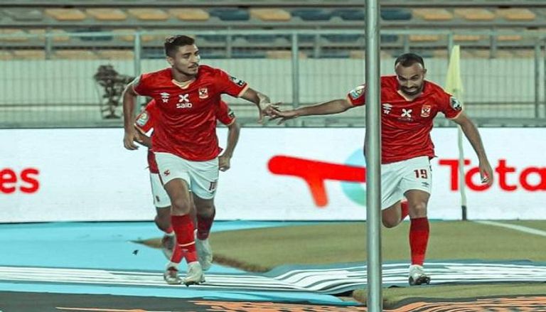 محمد شريف ومحمد مجدي قفشة لاعبا الأهلي المصري