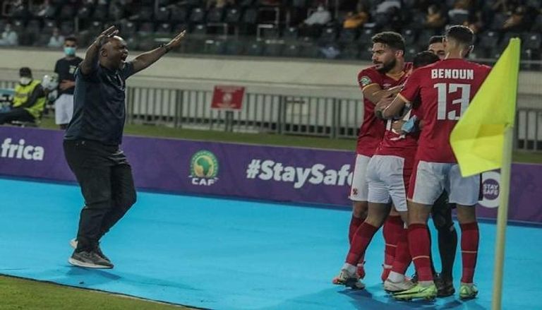 بيتسو موسيماني مع لاعبي الأهلي المصري بيتسو موسيماني مدرب الأهلي المصري