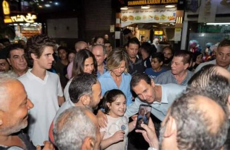 بشار الأسد بصحبة أسرته يتناول الشاورما بشار الأسد بصحبة أسرته يتناول الشاورما