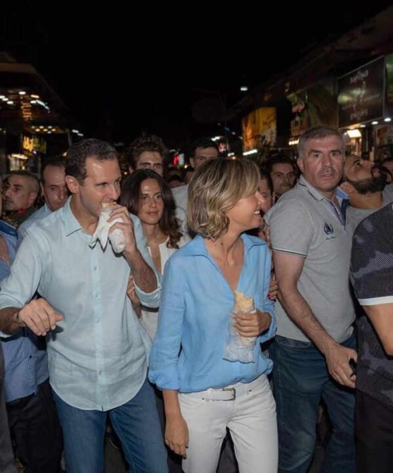 بشار الأسد بصحبة أسرته يتناول الشاورما