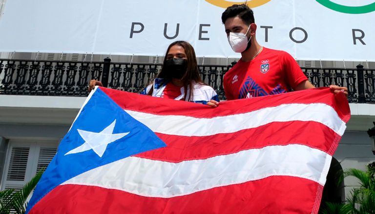 لاعبا التنس دياز وابن عملها بريان افانادور يحملان علم بورتوريكو في دورة طوكيو الشقيقتان كوردا ونيلي وجيسيكا ضمن الفريق الأمريكي للجولف