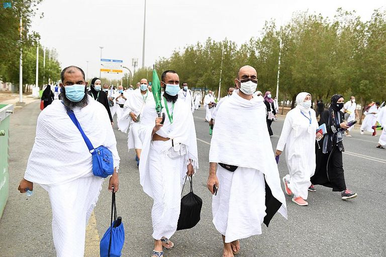 ضيوف الرحمن يتوافدون إلى صعيد عرفات