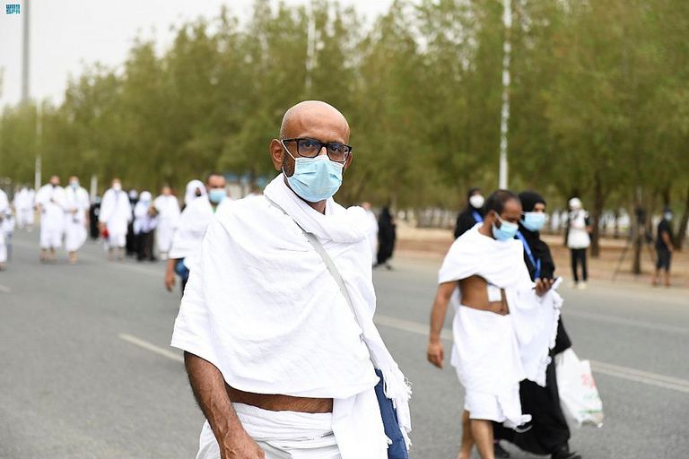 ضيوف الرحمن يتوافدون إلى صعيد عرفات