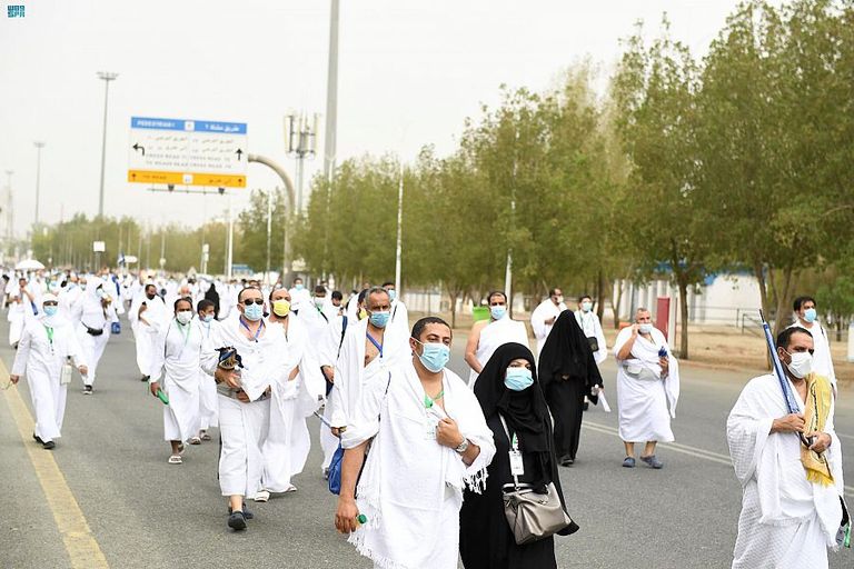 ضيوف الرحمن يتوافدون إلى صعيد عرفات