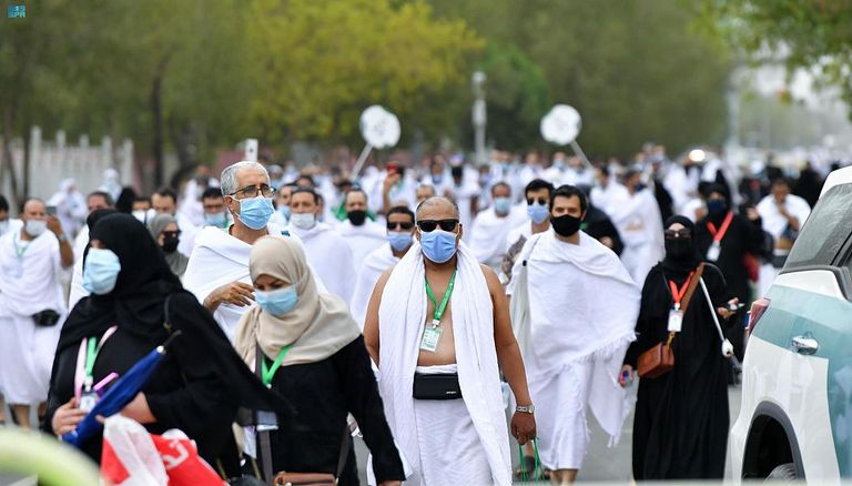 ضيوف الرحمن يتوافدون إلى صعيد عرفات