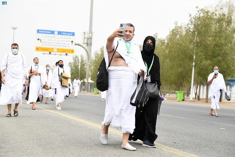 ضيوف الرحمن يتوافدون إلى صعيد عرفات