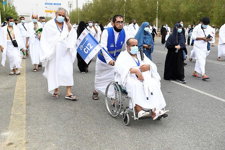 ضيوف الرحمن يتوافدون إلى صعيد عرفات