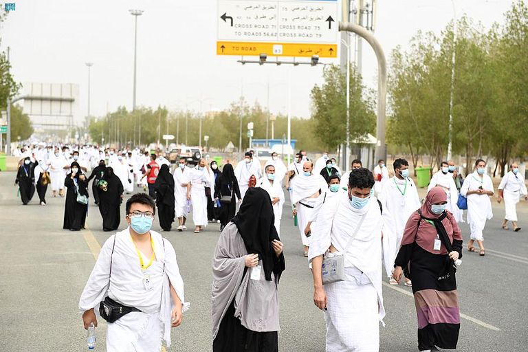 ضيوف الرحمن يتوافدون إلى صعيد عرفات