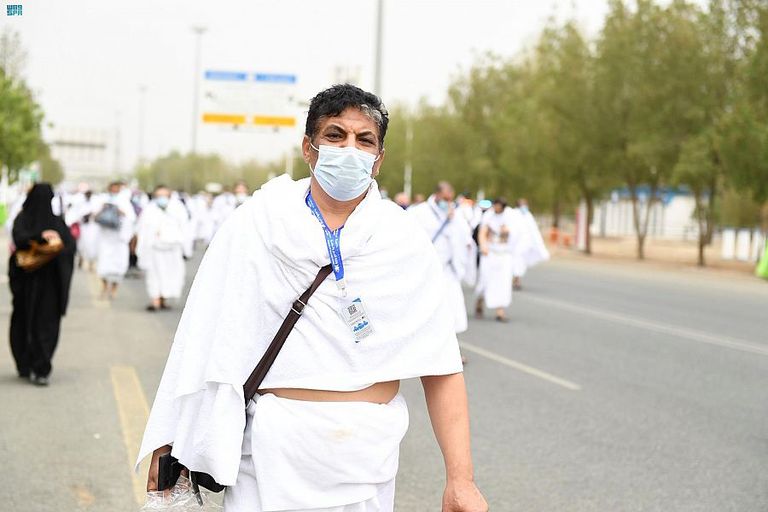 ضيوف الرحمن يتوافدون إلى صعيد عرفات