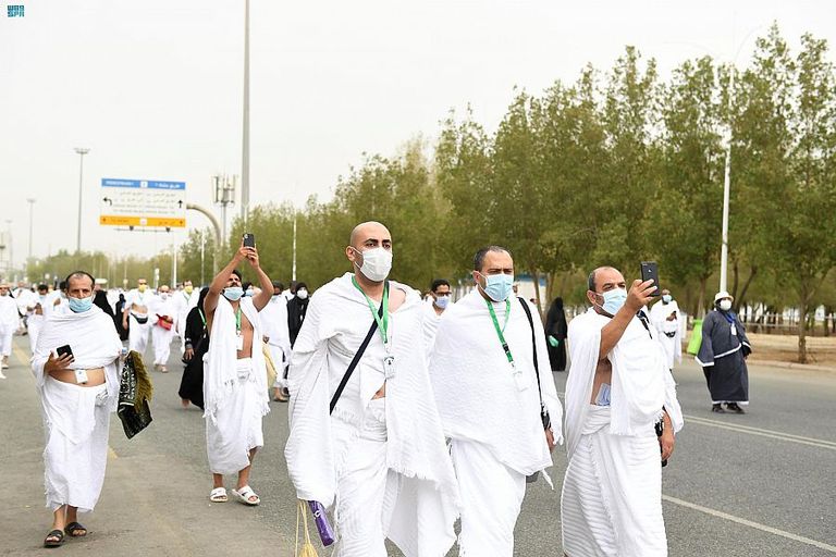 ضيوف الرحمن يتوافدون إلى صعيد عرفات