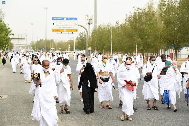 ضيوف الرحمن يتوافدون إلى صعيد عرفات