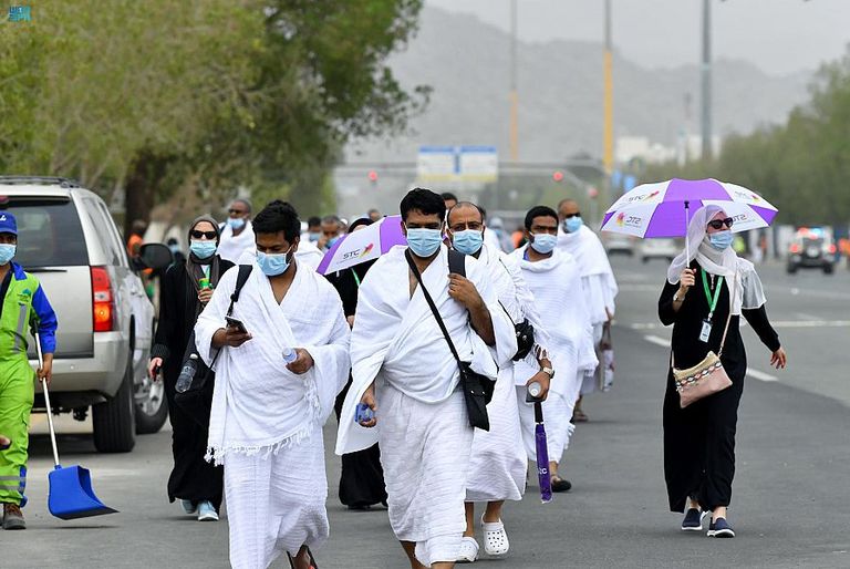 ضيوف الرحمن يتوافدون إلى صعيد عرفات