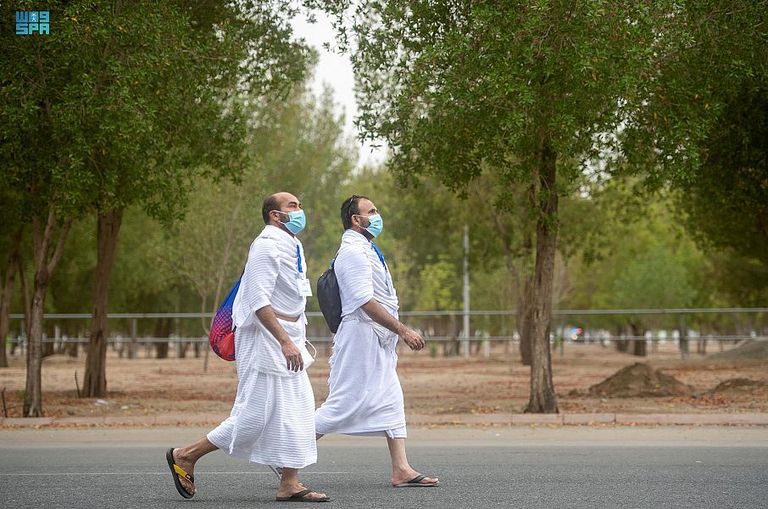 ضيوف الرحمن يتوافدون إلى صعيد عرفات