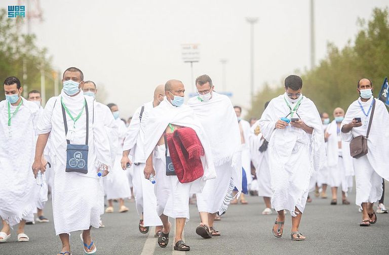 ضيوف الرحمن يتوافدون إلى صعيد عرفات