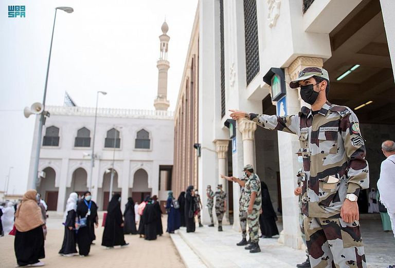 ضيوف الرحمن يتوافدون إلى صعيد عرفات