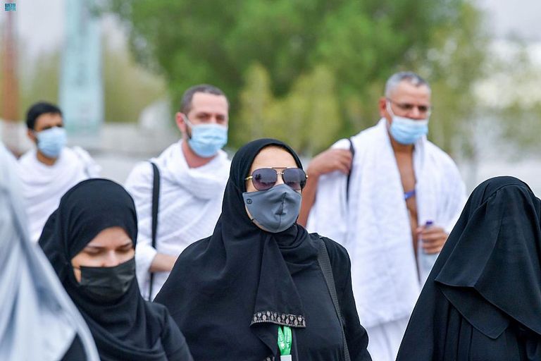 ضيوف الرحمن يتوافدون إلى صعيد عرفات