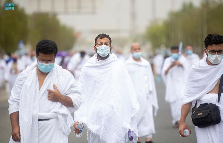 ضيوف الرحمن يتوافدون إلى صعيد عرفات