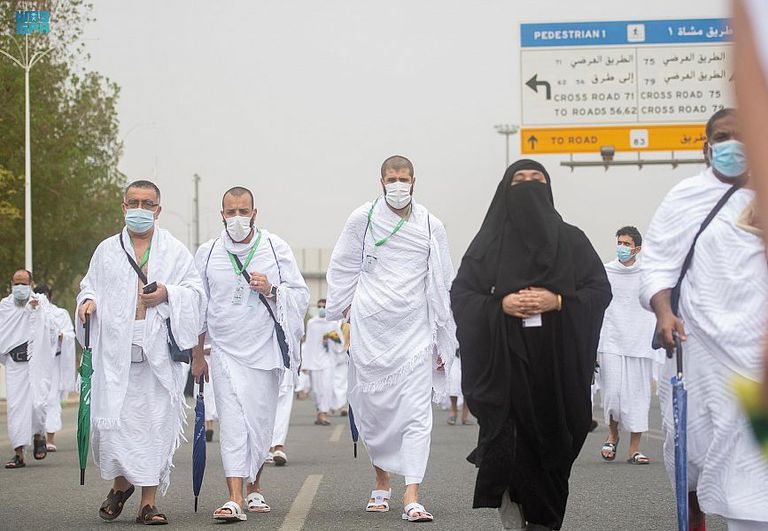 ضيوف الرحمن يتوافدون إلى صعيد عرفات