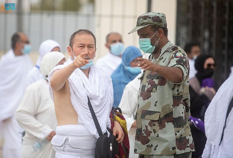 ضيوف الرحمن يتوافدون إلى صعيد عرفات