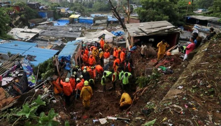 عمال الإنقاذ يبحثون عن ناجين بعد انهيار منزل بسبب الانهيار الأرضي في مومباي