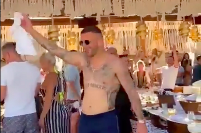 ووكر يغني منتخب إنجلترا