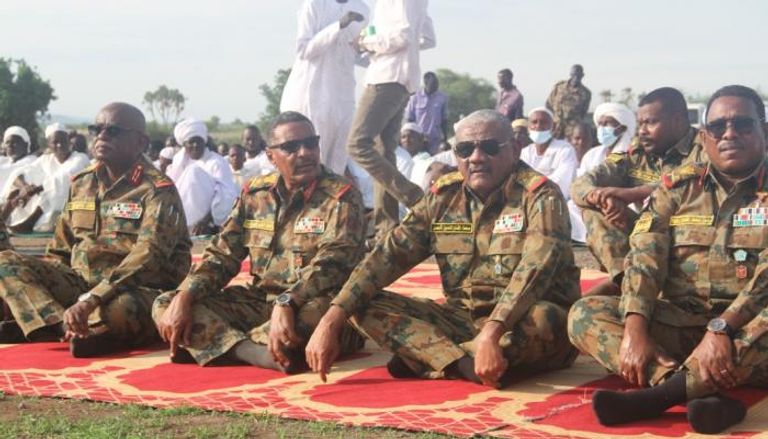 رئيس الأركان السوداني يؤدي صلاة العيد بمنطقة الفشقة