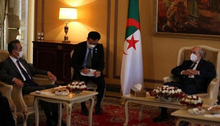جانب من مراسم استقبال الرئيس الجزائري لوزير الخارجية الصيني
