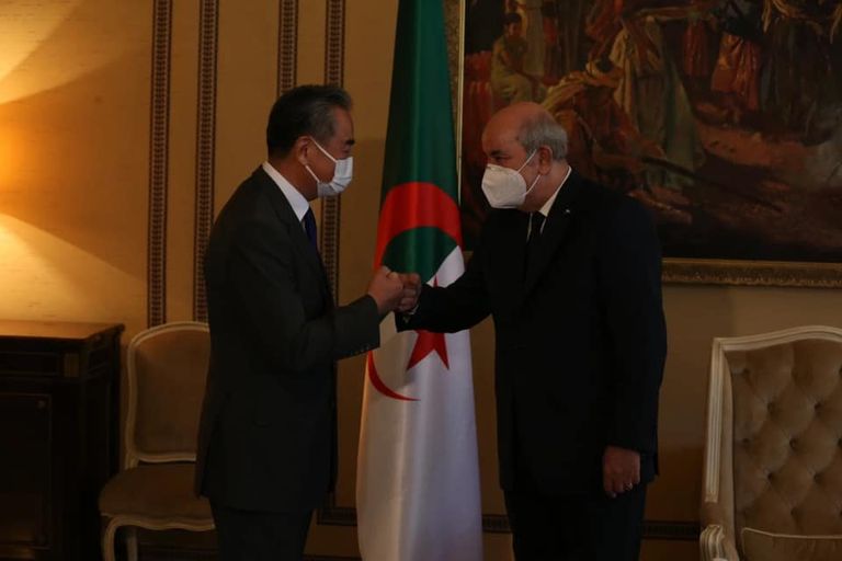 جانب من مراسم استقبال الرئيس الجزائري لوزير الخارجية الصيني جانب من مراسم استقبال الرئيس الجزائري لوزير الخارجية الصيني