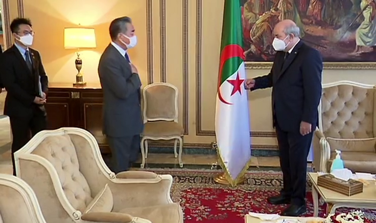 جانب من مراسم استقبال الرئيس الجزائري لوزير الخارجية الصيني جانب من مراسم استقبال الرئيس الجزائري لوزير الخارجية الصيني