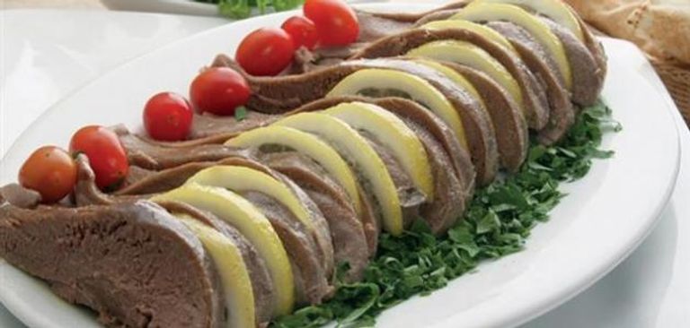 طهي لسان الخروف فتاة جزائرية تمسح وجهها بجلد الخروف بعد سلخه - أرشيفية