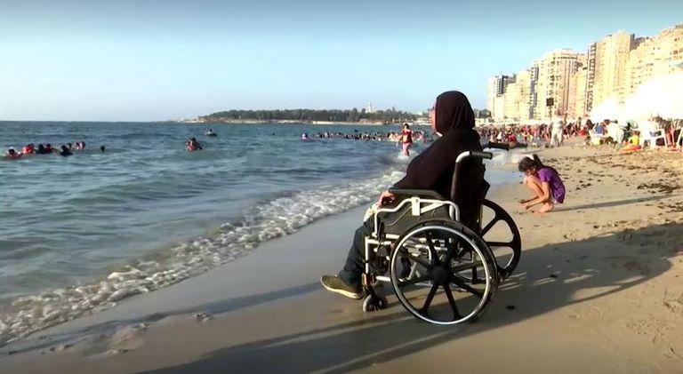 الشاطئ يمكن أصحاب الهمم من الاستمتاع بالبحر