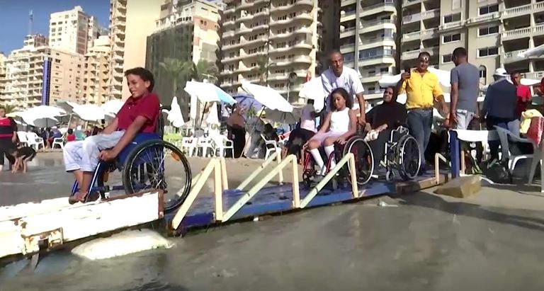 الشاطئ يمكن أصحاب الهمم من الاستمتاع بالبحر