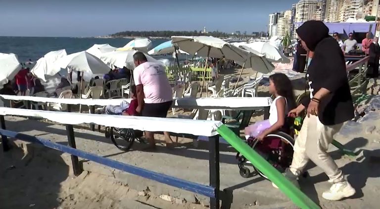 الشاطئ يمكن أصحاب الهمم من الاستمتاع بالبحر