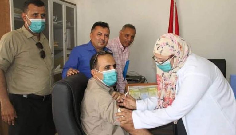 يمني يتلقى لقاح فيروس كورونا المستجد (كوفيد-19)